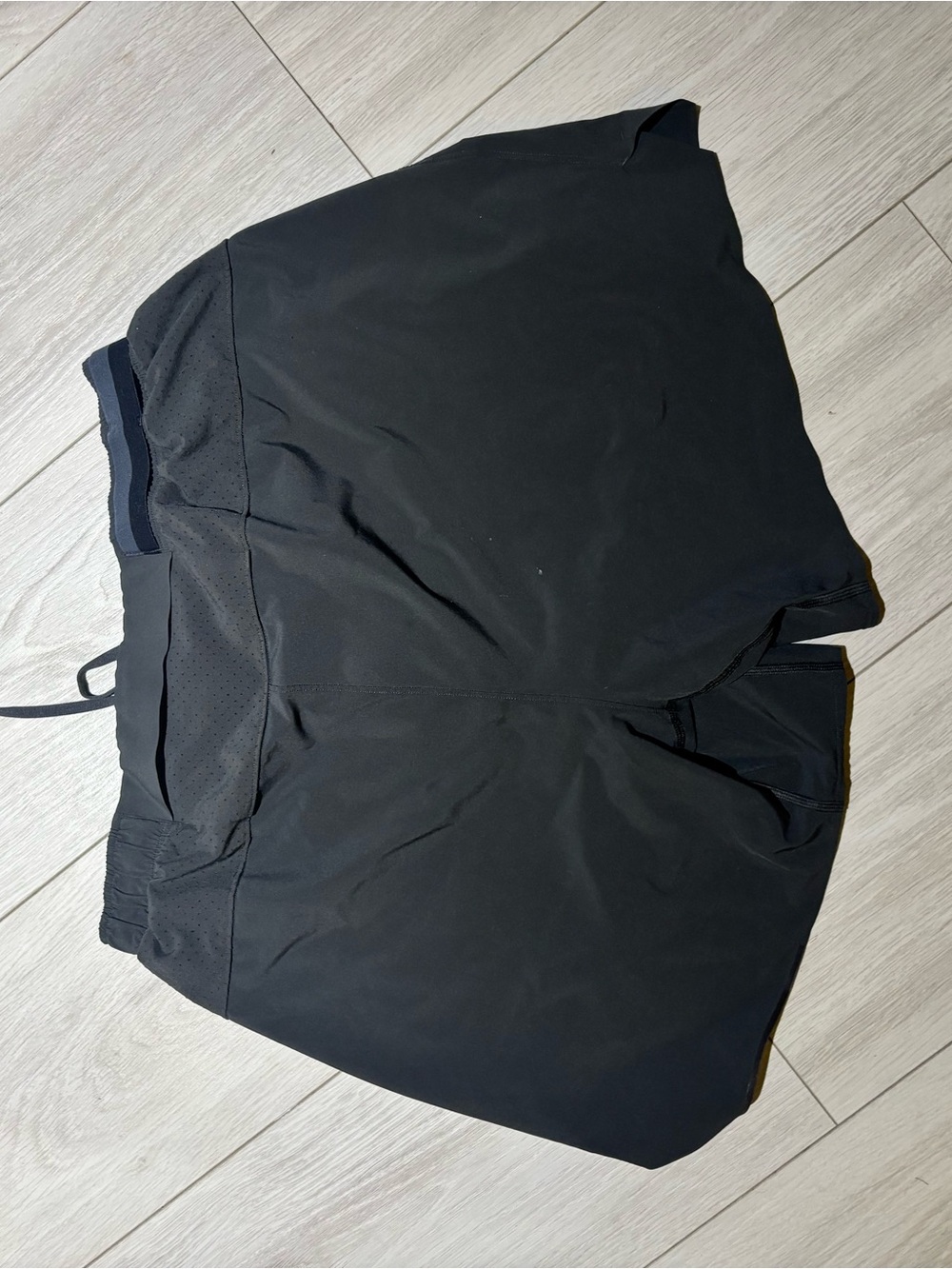 lululemon athletica Black Men’s Athletic Shorts - Picture 2 of 3